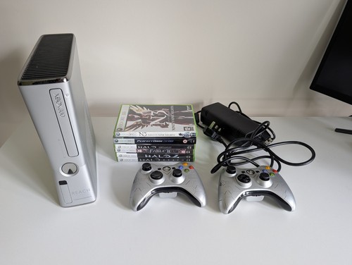 Microsoft xbox 360s - halo, reach